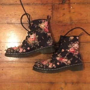 Dr. Marten’s Victorian Rose canvas boots EUC